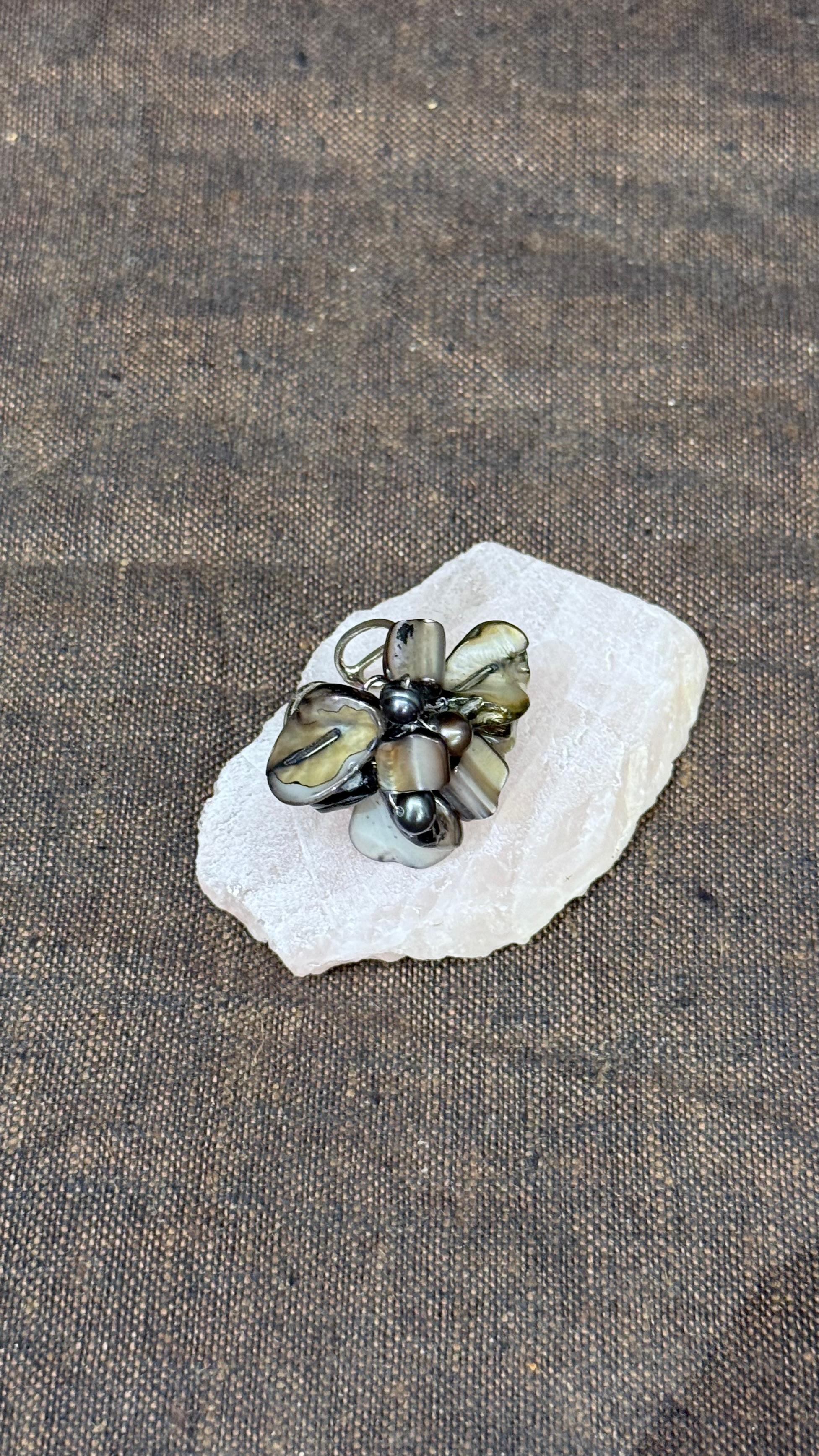 Czarny pierścionek z koralikami